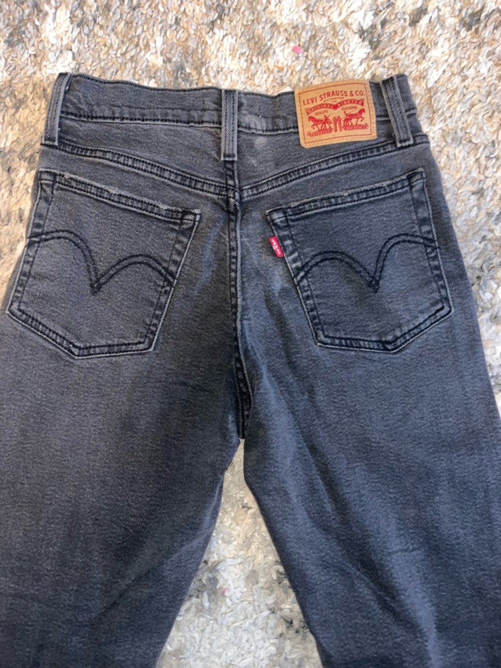 Levi's Women's Black Straight-Leg Jeans with Knee Distress size 26 28 - Picture 5 of 5